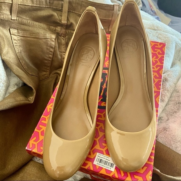 Tory Burch “Leah” nude/tan pump